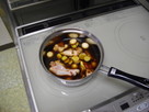 2.鍋に鶏手羽元・うずらの卵・生姜・赤唐辛子・調味料を入れて火にかける。